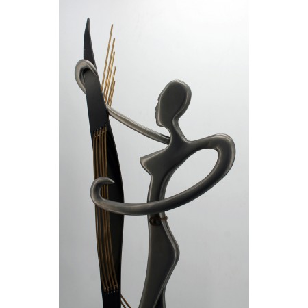 Sculpture de femme musicienne en acier et laiton statue d'intérieur contemporaine
